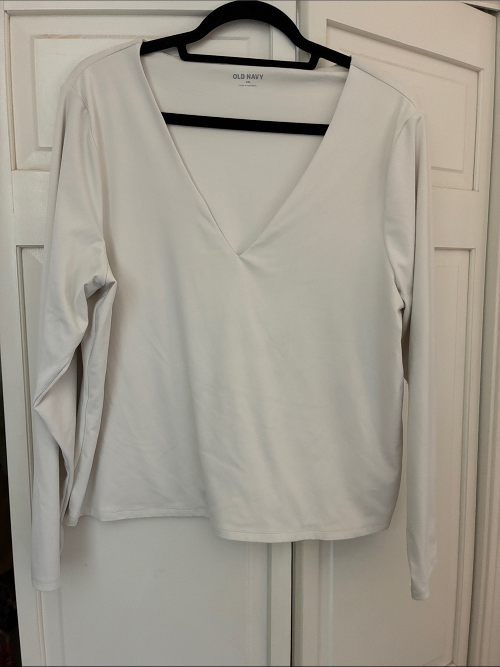 Old Navy Women's White V-Neck Long Sleeve Tee